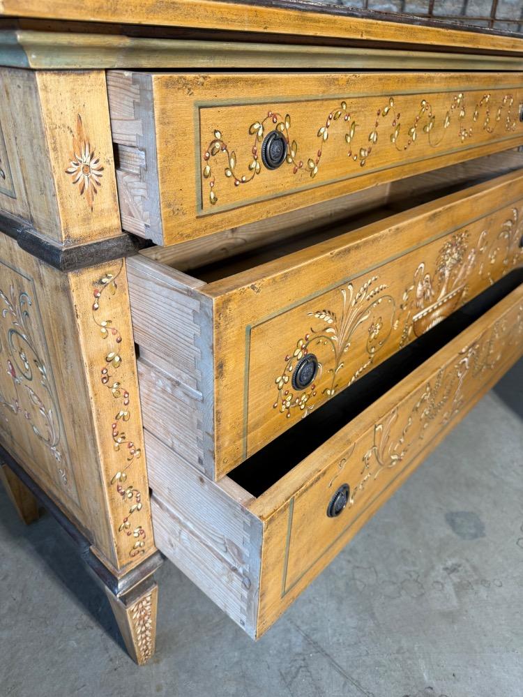 ITALIAN CHEST OF DRAWERS, MID-20TH CENTURY