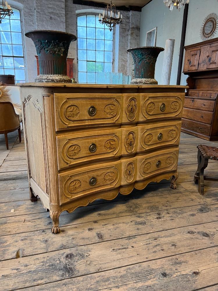 Oak chest of drawers, 18th century 
