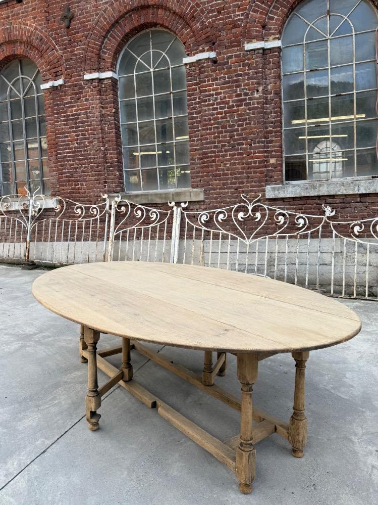 OAK TABLE, EARLY 20TH CENTURY