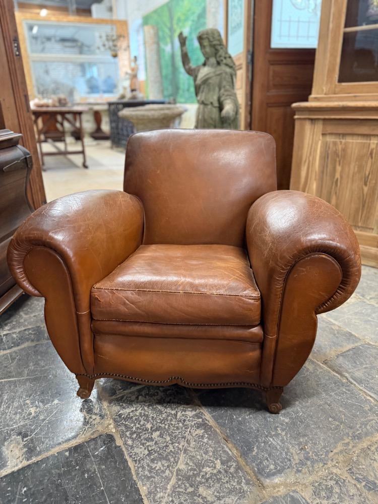 SET OF 4 LEATHER CLUBS, MID-20TH CENTURY