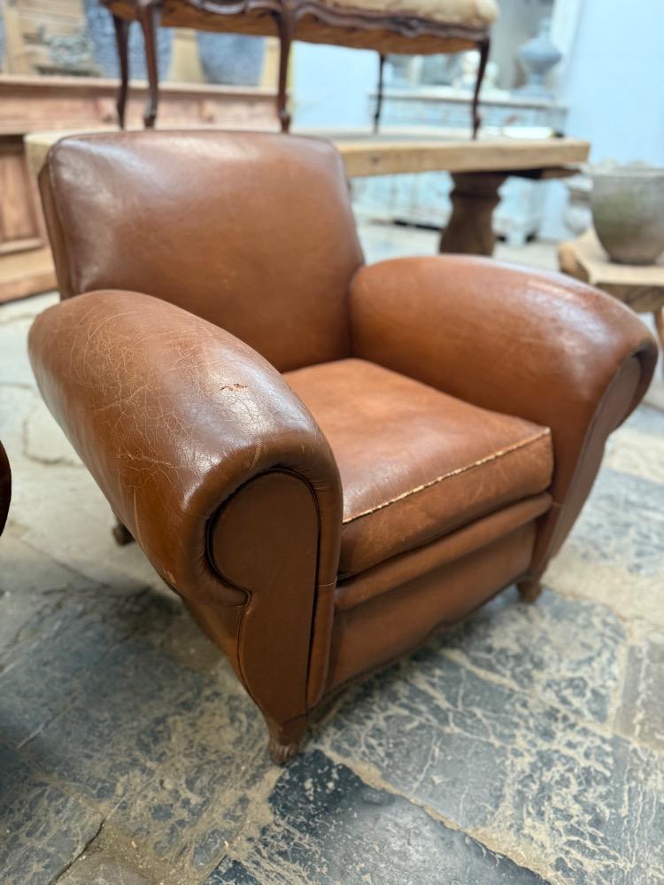 SET OF 4 LEATHER CLUBS, MID-20TH CENTURY