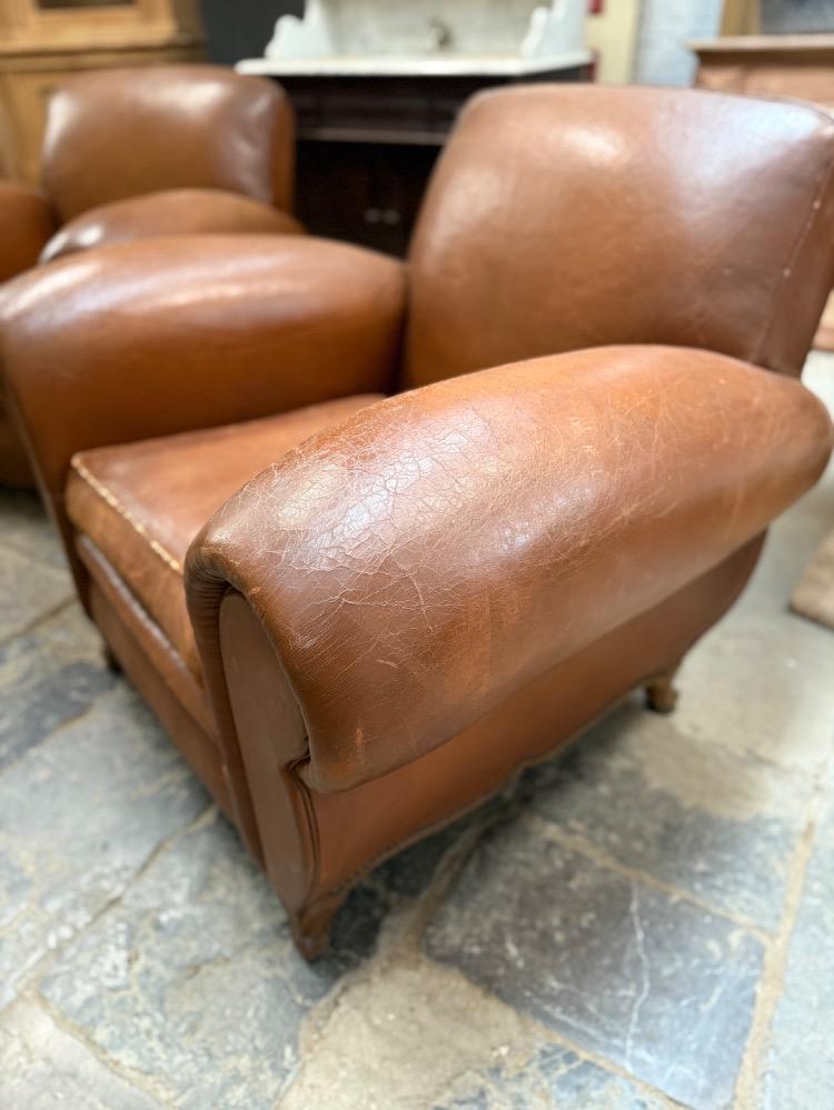 SET OF 4 LEATHER CLUBS, MID-20TH CENTURY