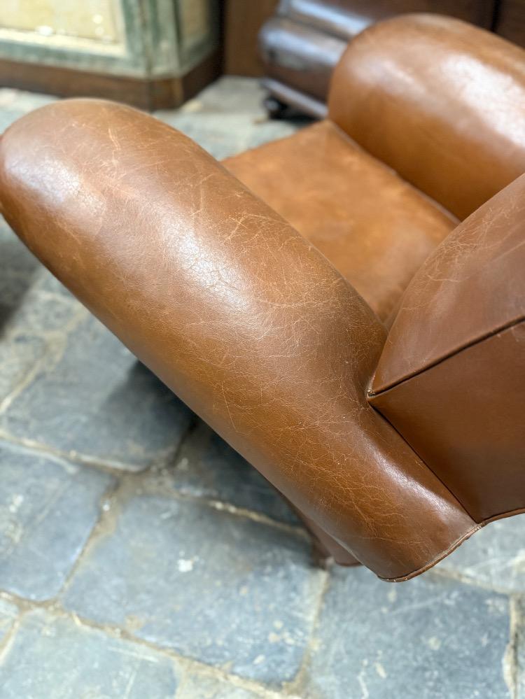 SET OF 4 LEATHER CLUBS, MID-20TH CENTURY