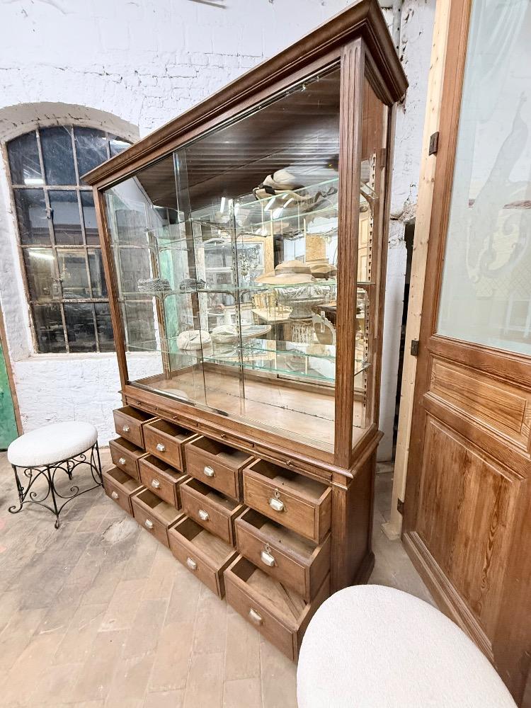 STORE SHOWCASE, EARLY 20TH CENTURY